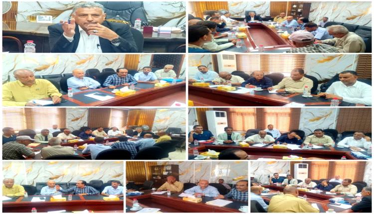 نائب محافظ عدن يترأس اجتماعا لمناقشة معالجة مشاكل الصرف الصحي بمديرية خور مكسر
