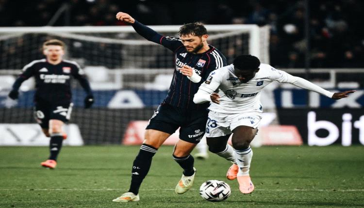 ليون يواصل نزيف النقاط في الدوري الفرنسي بالتعادل أمام أوكسير
