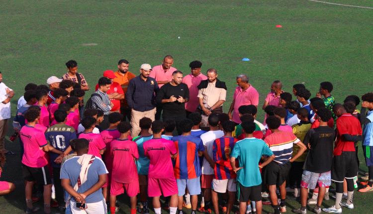 الجهاز الفني للفريق الكروي الأول بنادي التلال يشهد الحصة التدريبية لفئة الناشئين (صور)