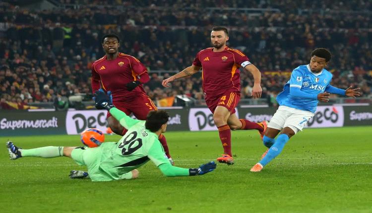 نابولي يسقط روما في عقر داره.. ويزاحم ميلان على الصدارة