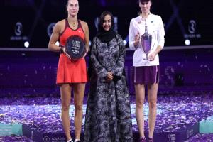 ريباكينا تقهر سابالينكا.. وتتوج بلقب البطولة الختامية للتنس