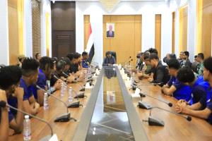 المحافظ بن ماضي يشيد بروح العزيمة والإصرار التي تحلّى بها اللاعبون والجهازان الفني والإداري للفريق
