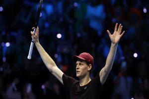 سينر يتفوق على ألكاراز ويتوج بالبطولة الختامية