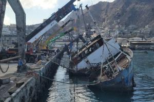 الاعلان عن انتشال أكبر سفينة غارقة في حوض ميناء الإصطياد السمكي بعدن 