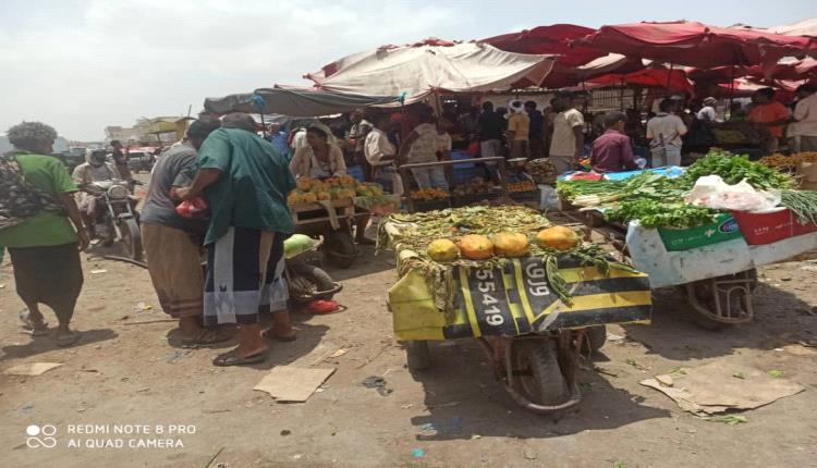 مع دخول الشهر الرابع دون رواتب.. تدني الوضع المعيشي واسواق خالية من المشترين 
