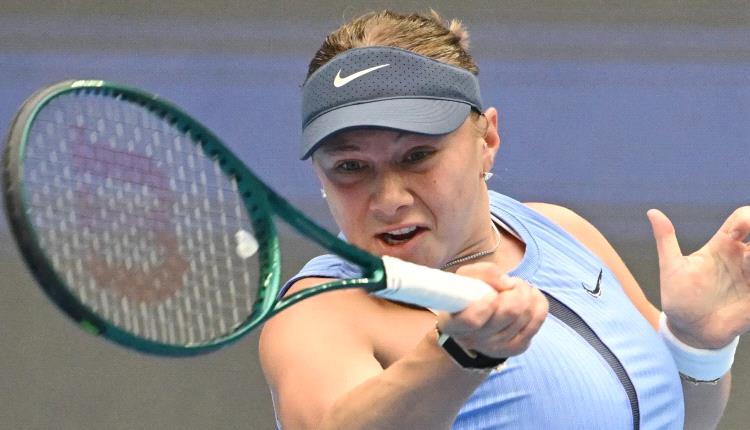 أنيسيموفا تسحق جوف في بكين وتبلغ النهائي