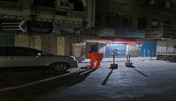 شاهد...عامل نظافة يعمل لأجل عدن في منتصف الليل !