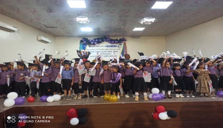 مدرسة في تبن بلحج تكرم اوائل الطلاب و المبرزين 