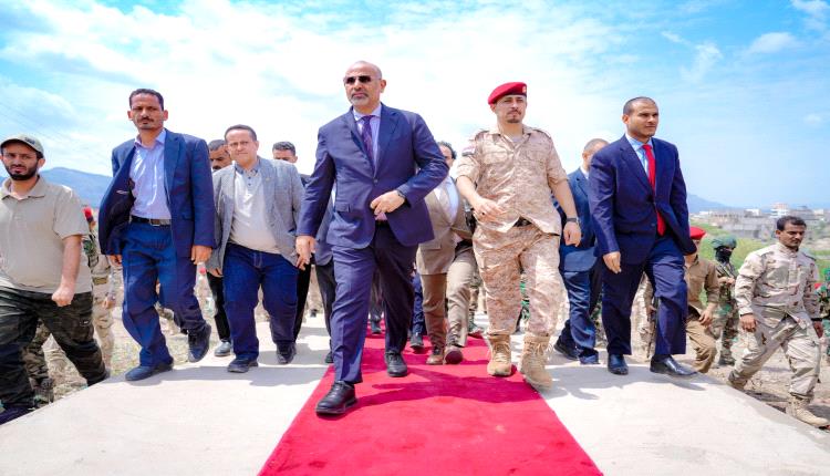 صور - الرئيس الزُبيدي يضع إكليلا من الزهور على نصب الشهيد لبوزة ويزور منصة الشهداء في ردفان