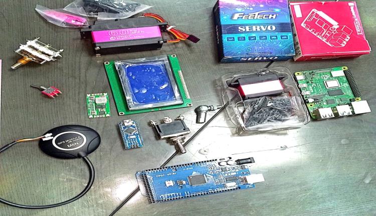 جمارك عدن تضبط شحنة قطع غيار طائرات مسيرة مهربة