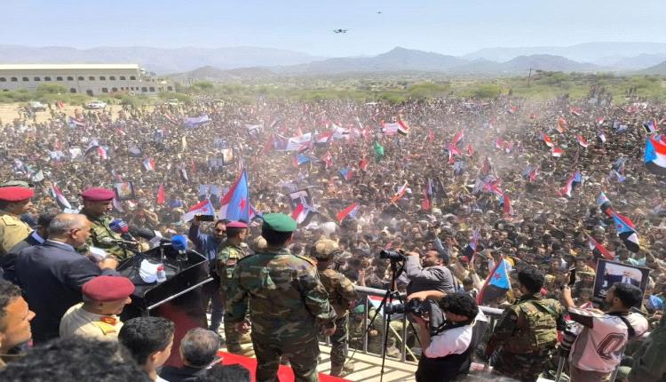 حشود مليونية تحيي الرئيس الزُبيدي لحظة وصوله إلى موقع الاحتفال في الضالع
