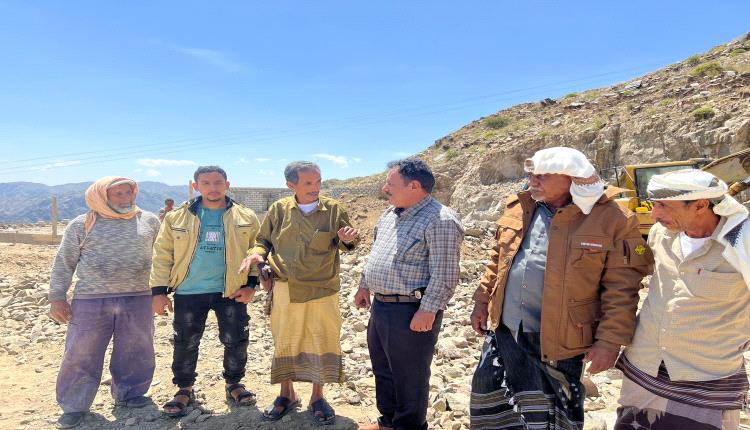 مدير عام الصناعة بلحج يقف على اكبر مشروع استثماري لانشاء محطة غاز مركزية بتعاونية لبعوس بيافع