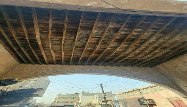 البوابة التاريخية في حي عبدالقوي بالشيخ عثمان على وشك السقوط ومخاوف من وقوع ضحايا
