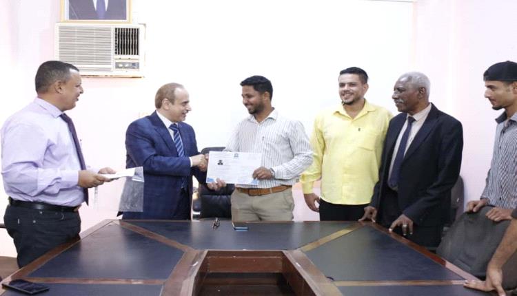 الوصابي يكرم موظفي الوزارة المتدربين في "دورة قيادة الحاسب الآلي"