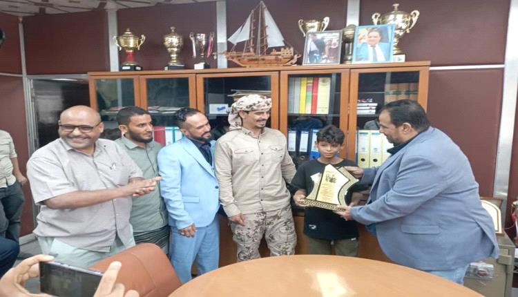 شركة النفط اليمنية – فرع عدن تكرم الفارس الجنوبي صالح الجمهوري بدرع تقديري