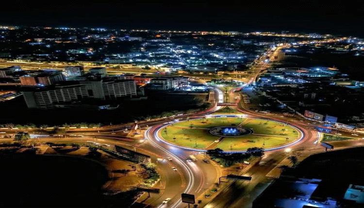 صورة جوية مسائية تُبرز جمال مدينة عدن
