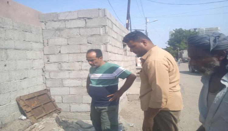 السلطة المحلية بخورمكسر تنفذ حملة واسعة لتصفية وإعادة تأهيل مناهل الصرف الصحي