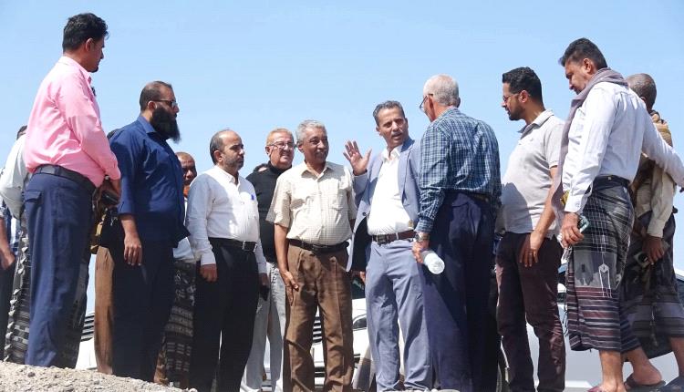 محافظ أبين يتفقد العمل في مشروع الطاقة الشمسية الممول من دولة الإمارات