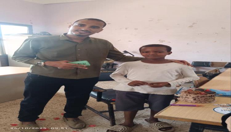 قصة مؤثرة: أستاذ يُعد مفاجأة لطالب فقد والديه في عيد ميلاده بمدرسة 30 نوفمبر

