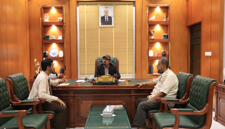 محافظ حضرموت يطلع على نشاط مكتب الجمارك وجمرك الشحر