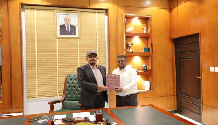 محافظ حضرموت يطلع على دراسة ماجستير حول دور منصات التحقق في كشف المعلومات الزائفة أثناء الحرب
