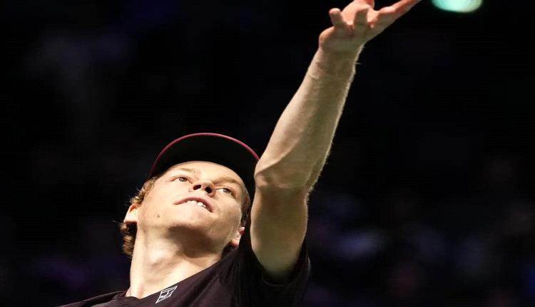 سينر يتأهل بسهولة وزفيريف يعاني في دورة باريس