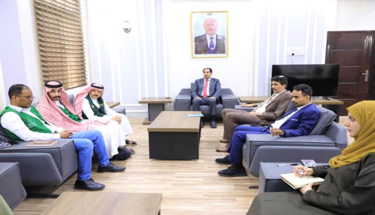 وزارة الشباب والرياضة والبرنامج السعودي يناقشان إعادة تأهيل ملعب 22 مايو بعدن