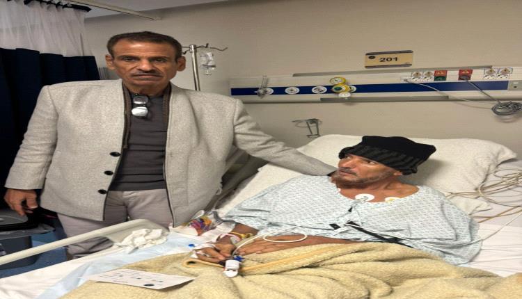 مستشار بمحافظة أبين يواسي عميد الأسرى المرقشي على فراش المرض..ماذا قال؟