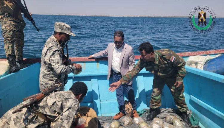 إنجاز أمني في أبين: القبض على 4 مهربين وضبط قارب محمل بالمخدرات