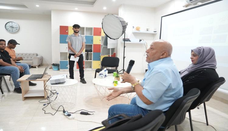 أمسية نقاشية توصي بتعزيز التوعية المجتمعية بأهمية دور المرأة في الفنون