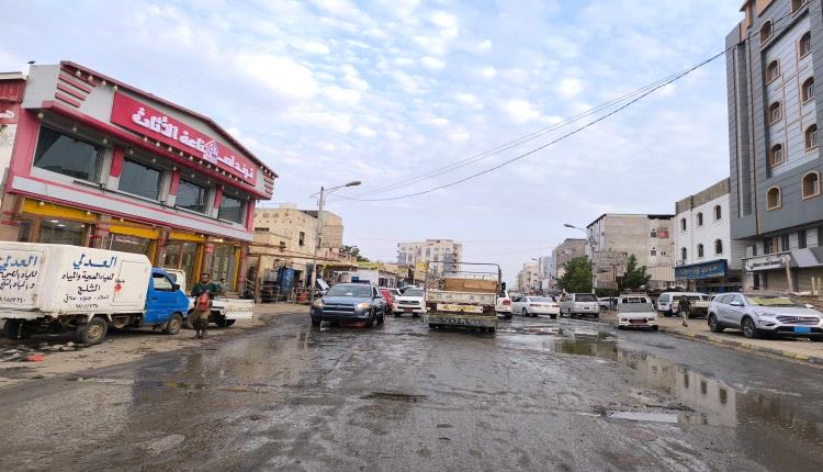 انتقادات واسعة بعد تدهور شارع هام في عدن