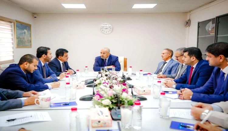 الرئيس الزُبيدي : تشغيل مصافي عدن واستعادة دورها الحيوي يمثل أولوية لا تحتمل التأجيل