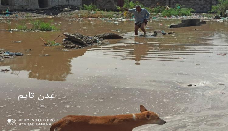 مخاوف من انتشار الامراض وانهيار اسوار المنازل بسبب بقاء مياه الامطار بتبن
