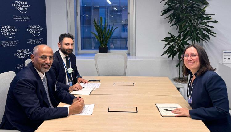 الرئيس الزُبيدي يرحب بالمبادرات التي يتبنّاها المنتدى الاقتصادي العالمي