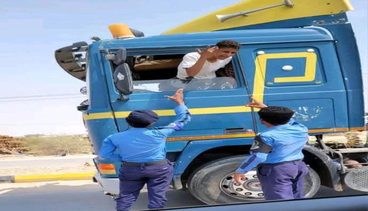 بين طرقات متهالكة ورواتب هزيلة..معاناة السائقين ورجال المرور في اليمن صراع من أجل البقاء