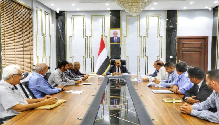  السلطة المحلية بحضرموت تبحث سُبل توسعة وتطوير ميناء المكلا