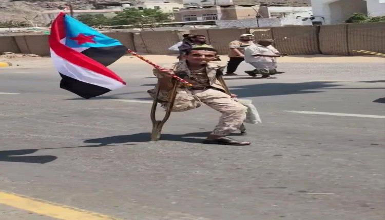 بجسدٍ جريح بدون ساق.. البطل "علوي" يتقدم صفوف المتظاهرين لفتح مقرات الانتقالي في عدن