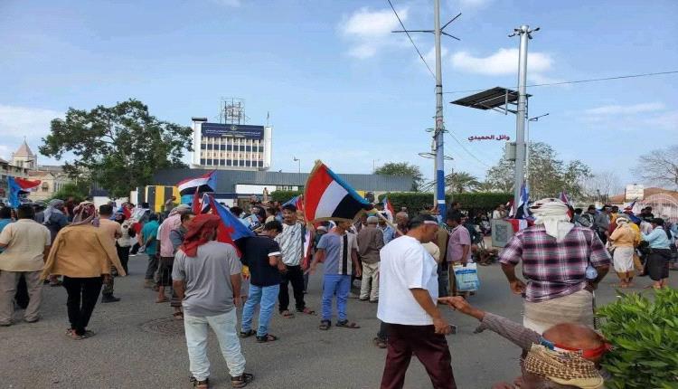 عاجل: حشود من المتظاهرين تتمكن من فتح طريق أغلقه الأمن بمدخل مديرية المعلا ويتجهون إلى التواهي
‏⁦‪