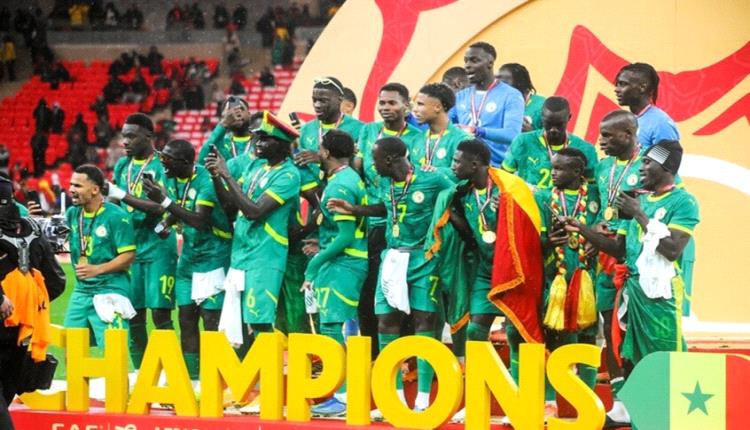 ما سر تفاعل نجوم المنتخب المغربي مع احتفالات السنغال بكأس إفريقيا في فرنسا؟ 