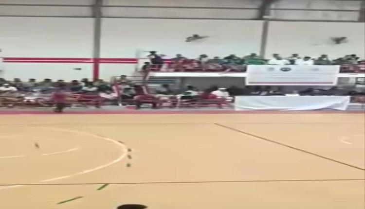 عاجل .. جماهير المكلا  تثور في وجه  المندوب السعودي وهذا ماجرى بالصالة المغلقة