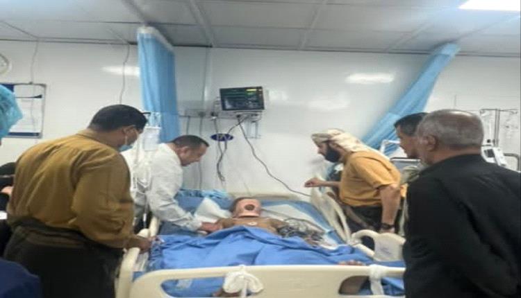 محافظ أبين يطمئن على صحة الاستاذ حسين دحه الميسري عقب محاولة اغتياله
