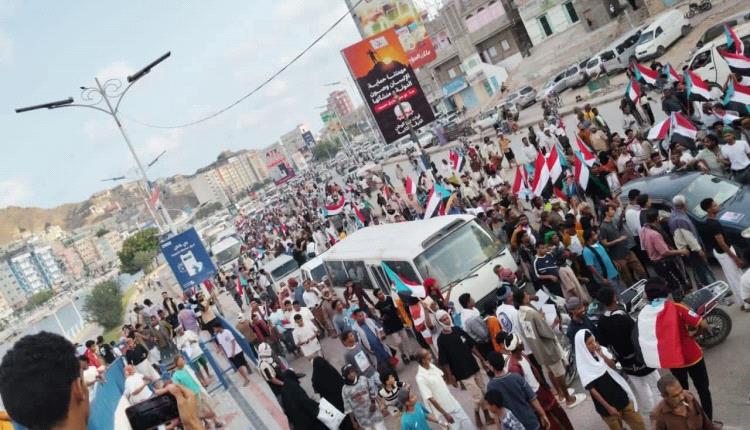 رغم القمع.. أبناء حضرموت يتجمعون في المكلا دعماً للمجلس الانتقالي (صور) 