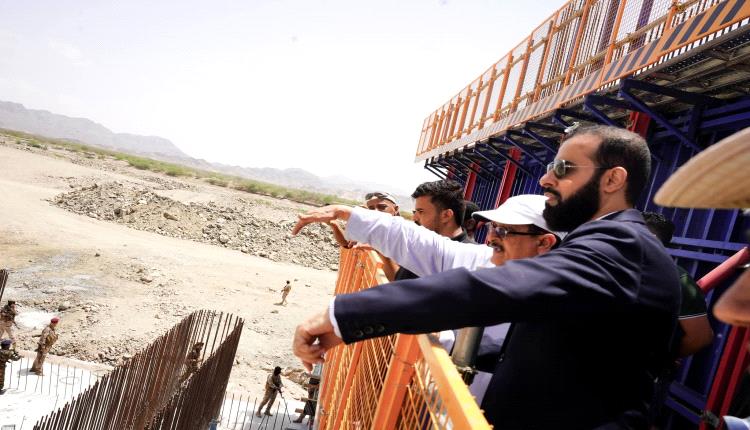 محافظ أبين يزور مشروع سد حسان الاستراتيجي الممول من دولة الإمارات ويشيد بمستوى الإنجاز 