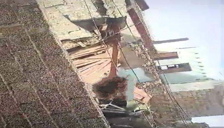 انهيار احد الابنية القديمة بلحج  يتسبب بأضرار لمنازل مجاورة