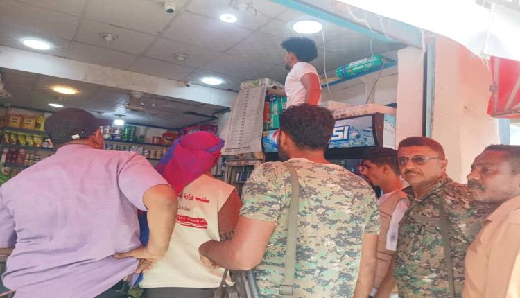 حملة رقابية مشددة في خورمكسر تضبط 14 مخالفة تموينية وتغلق محال لرفع أسعار الزيوت 