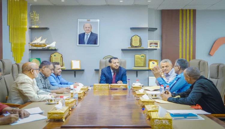 عدن.. اجتماع للسلطة المحلية لمعالجة مشكلات الطرق والبنية التحتية 