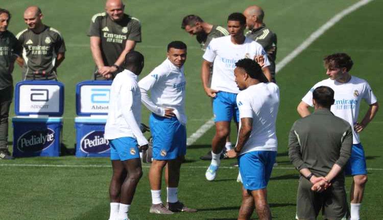 ريال مدريد يسعى لإستعادة توازنه بعصاه السحرية في دوري الأبطال بمو..