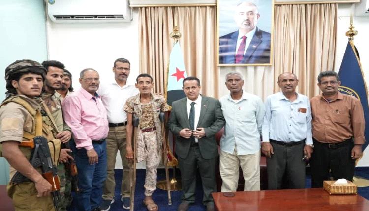 الرئيس الزُبيدي يكرم جريح الحرب علوي عبدالله بدرع الصمود