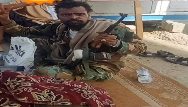 جندي مفصول من السلك العسكري يتباهى باعدام المتظاهرين في المكلا