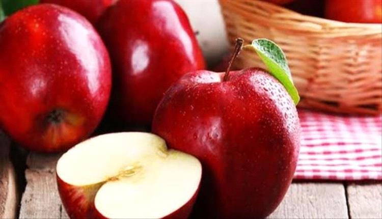 دراسة: تناول تفاحتين يوميًا يساعد في خفض الكوليسترول الضار 